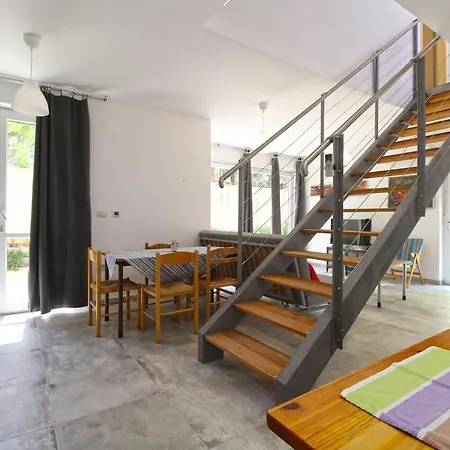 House 2247 * 메덜린