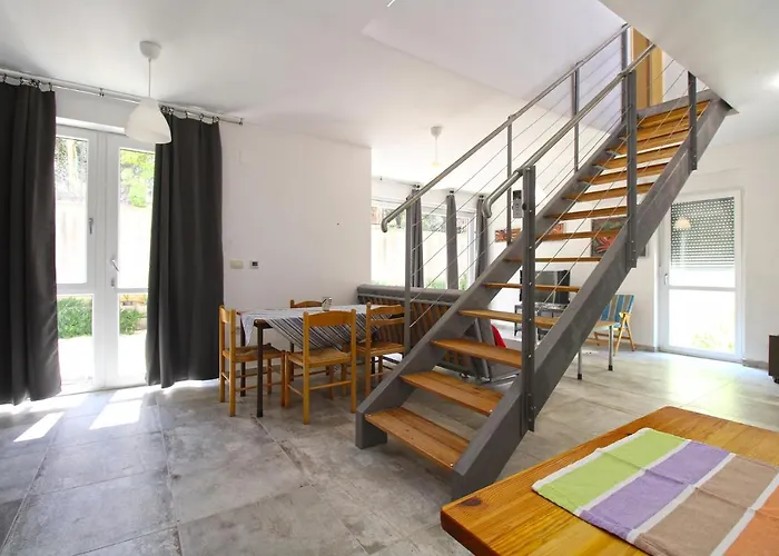 House 2247 * Μεντουλίν