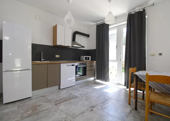 House 2247 * Μεντουλίν